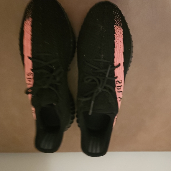 Yezzy Adidas - Picture 2 of 4